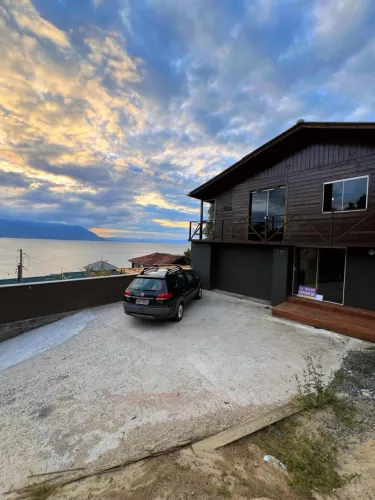 Casa com linda vista, 3 dormitórios, 2 banheiros, Ribeirão da ilha