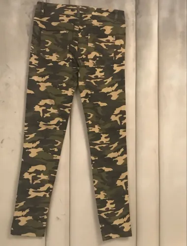 Calça camuflada feminina