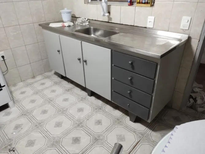 Envelopamento de móveis e aplicação de papel de parede 