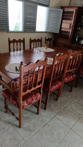 Mesa com 8 cadeiras e arca de madeira maciça da década de 70
