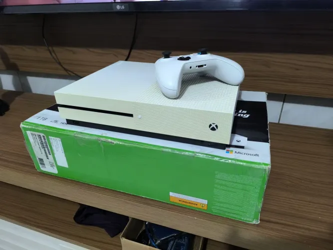 Xbox One S 1TB C/ Caixa e Controle - 3 Meses de Garantia 