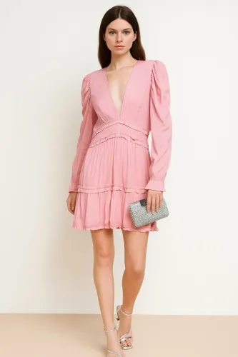 Vestido rosa com detalhes em babados