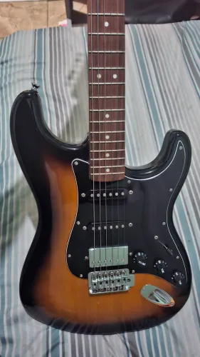 Guitarra Squier Stratocaster SSH 