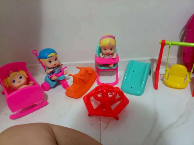 bonecos e parquinho