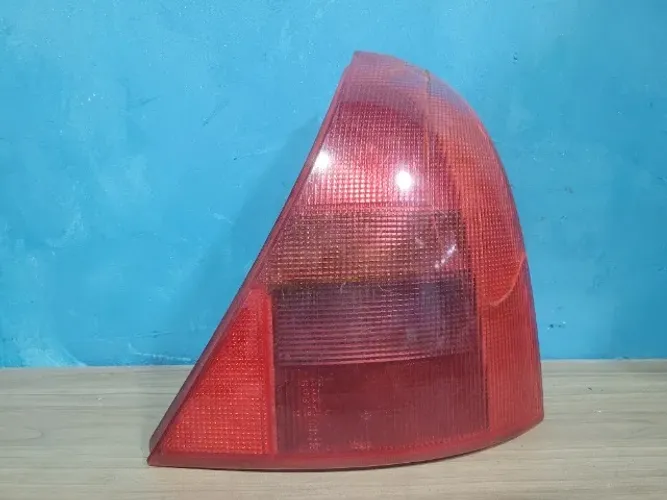 Lanterna Direita Renault Clio 2000 a 2002  *8