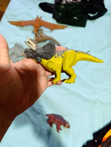 Dinossauro Tricerátops de brinquedo novo