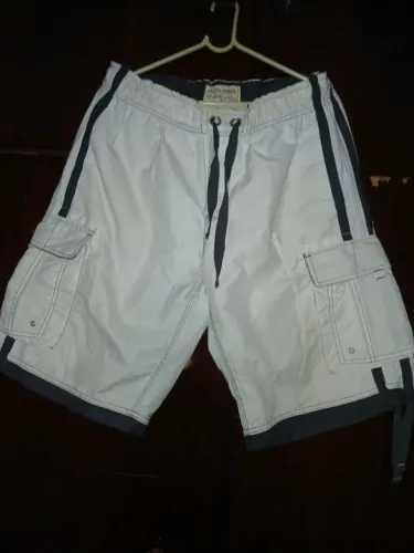 Bermuda branca com detalhes em preto