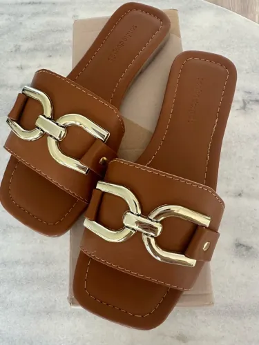 Sandália Rasteira caramelo com Detalhe Dourado
