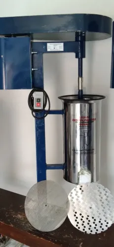 Despolpadeira de frutas com kit de peneiras.