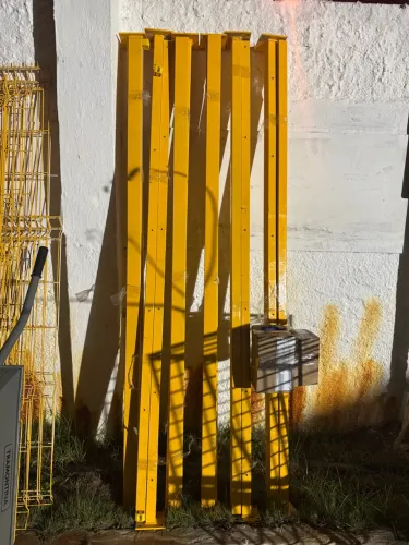 Estruturas metálicas amarelas