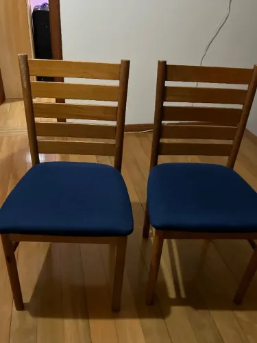 2 cadeiras de madeira com assento estofado azul