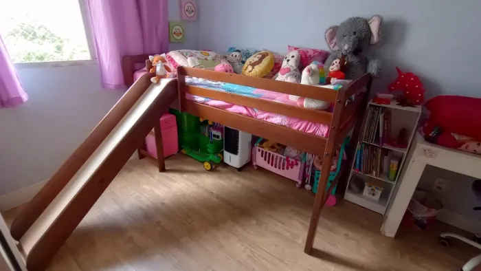 Cama infantil com escorregador 