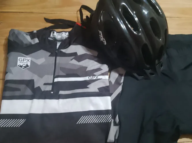 Roupa de ciclismo com capacete