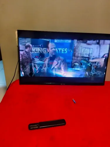 Vendo televisão 32 polegadas Android smart funcionando perfeitamente tem controle e os pé