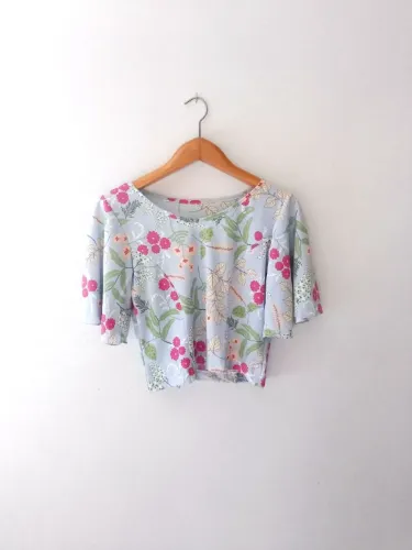Blusa florida tecido fresquinho manga ampla