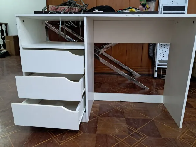 Mesa de escrivaninha com gavetas