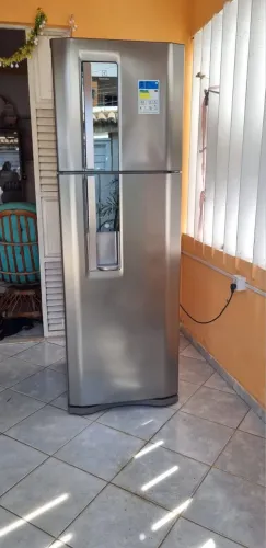 GELADEIRA ELECTROLUX FROST FREE PAINEL DIGITAL COM DISPENSE DE ÁGUA NA PORTA SEMINOVA
