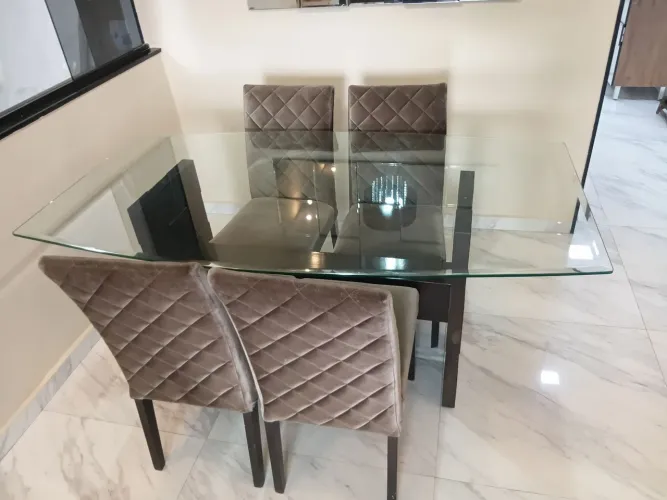 Mesa de jantar com tampo em vidro e 4 cadeiras