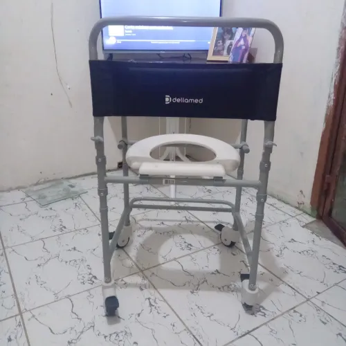 Vendo cadeira de banho pata cadeirante nova sem uso zap *