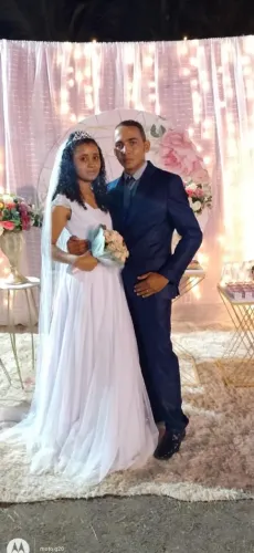 Vende-se um vestido branco com véu e buquê