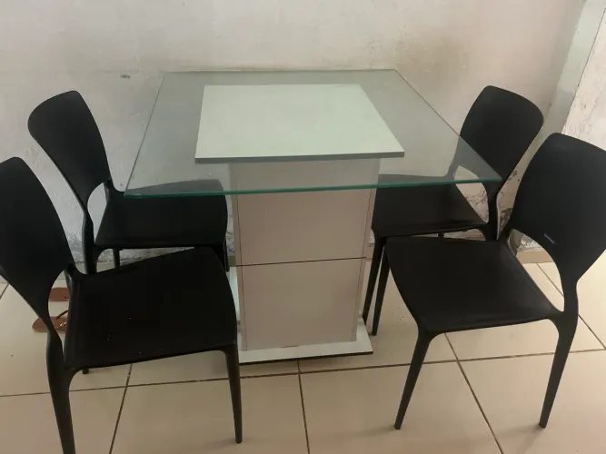 Mesa e cadeiras
