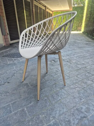 Cadeira Decorativa com Encosto Vazado e Pés de metal com pintura de madeira