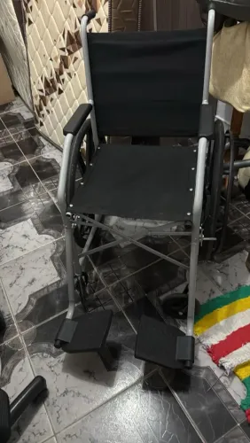 Vende-se 2 cadeiras de rodas ( diária e de banho)