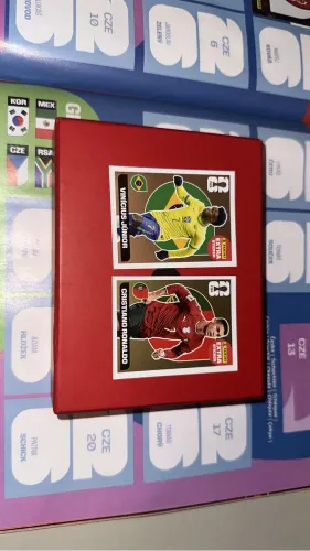  Cristiano ronaldo( Cr7)legend ouro, Vini jr bronze