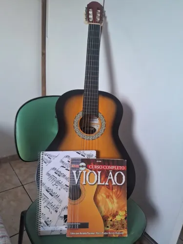 Violão usado + dois cadernos de brinde 