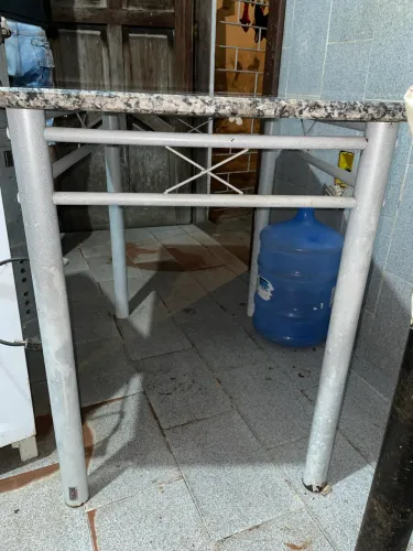 Mesa de mármore com pé de ferro.