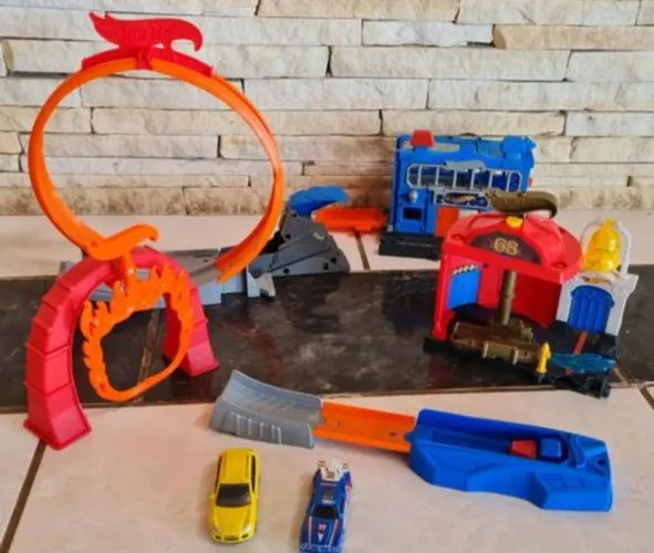 Pista bombeiros, loop, manobra e delegacia hot wheels