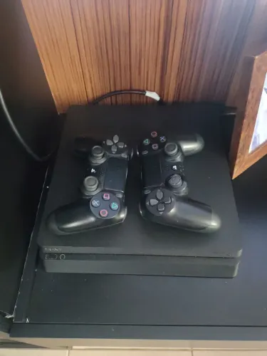 Ps4 slim 1tb 2 controles