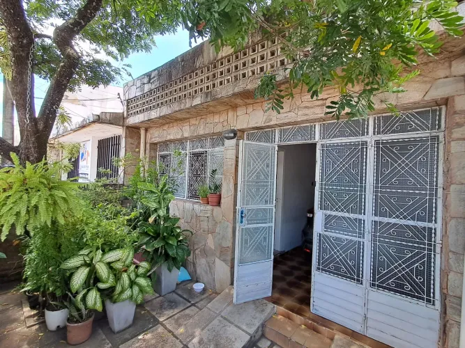 Linda e enorme casa no bairro da Levada pronta para morar