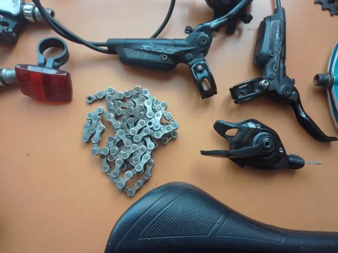 LOTE DE PEÇAS DE BICICLETA