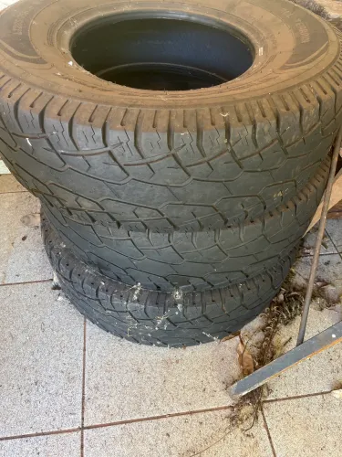 Pneus 285/75/16 aro 16 pneus bons tenho 3 pneus