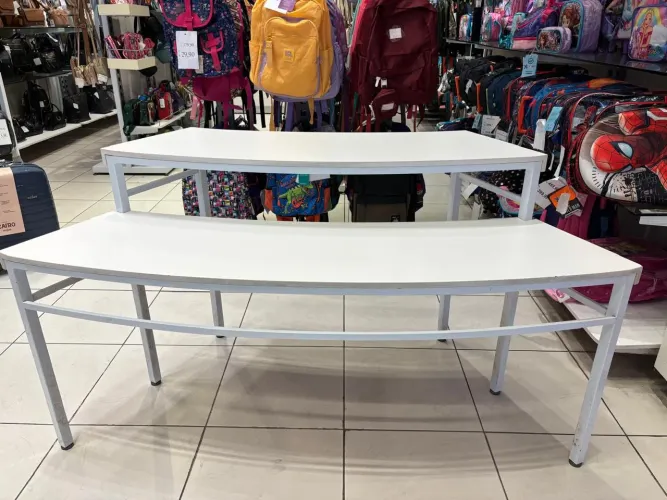Expositor de vitrine curvo branco