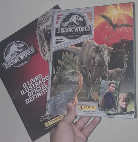 2 Álbuns de Figurinhas Jurassic World 1 completo e outro não completo com 8 cards