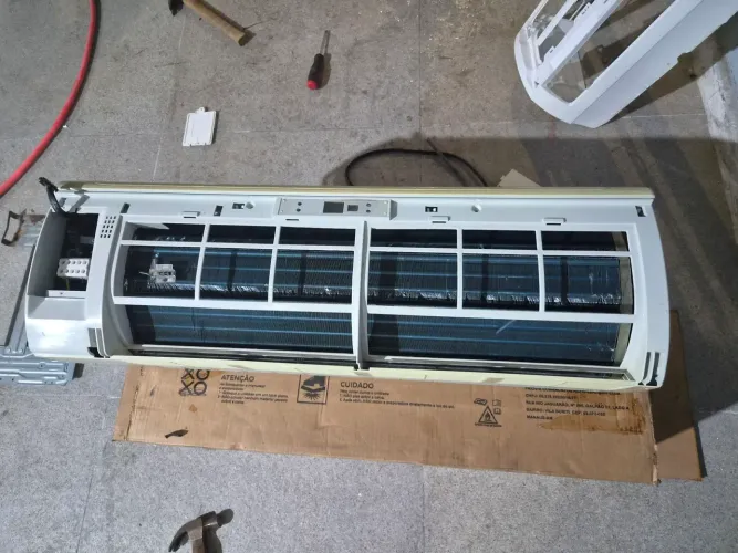 Duas evaporadoras de ar condicionado split 12000 BTUs
