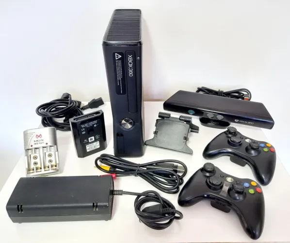 XBOX 360 SLIM / 2 CONTROLES SEM FIO / KINECT / HD 320 / BLOQUEADO