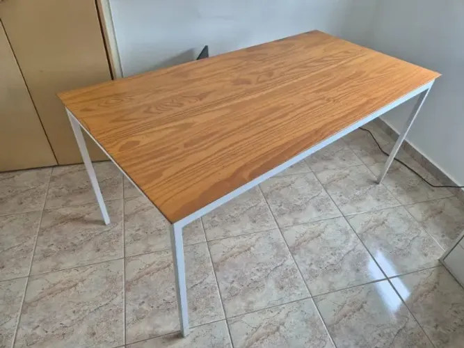 Mesa Oppa - Tampa Madeira e base aluminio branco