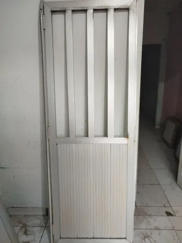 Duas Portas de alumínio. Tamanho (2,40x95) e (2,10x75)