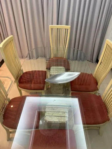 Conjunto mesa de jantar e aparador