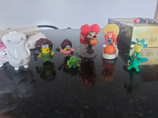 Lote com 7 Miniaturas/Brinquedos Coleccionáveis (Minions, Space Jam, UglyDolls, etc.)