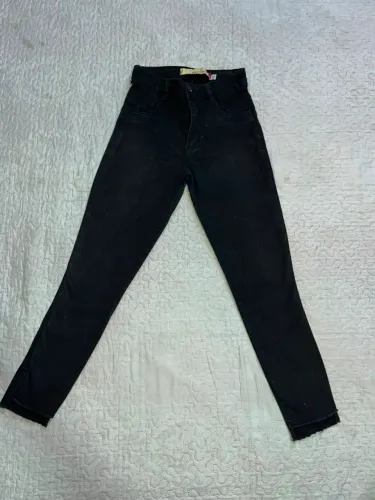 Calça Jeans preta cintura alta marca Biotipo
