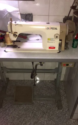 Vendo máquina industrial reta (Com a bancada)