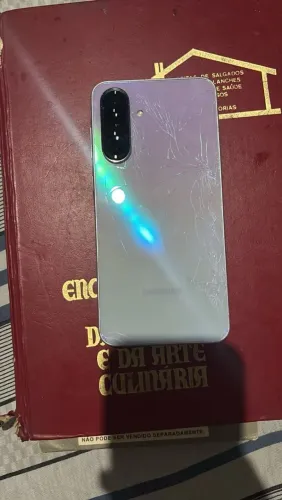 Celular Samsung Galaxy A 36 está com avaria apenas na capa tem 3 meses de uso