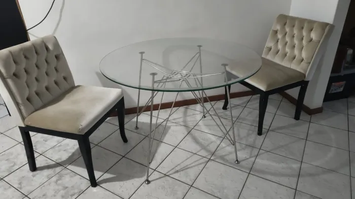 Mesa vídeo com Inox e duas cadeiras sociais