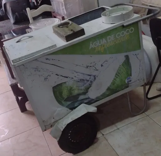 Carrinho de pra vende água de coco na praia