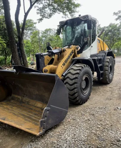 Pá Carregadeira Liebherr ano 2018 com 11.350 horas e ar condicionado, em MG