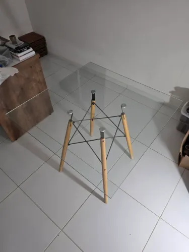Mesa de vidro e cadeiras